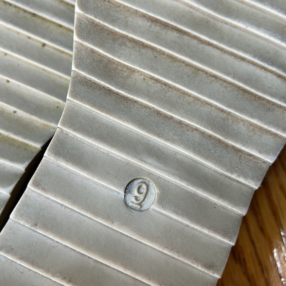 Very G brand canvas sandals. Zip back closure. Khaki color, size 9. - Picture 9 of 9